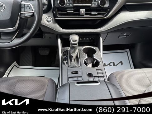 Used 2024 Toyota Highlander LE AWD/4WD image 27