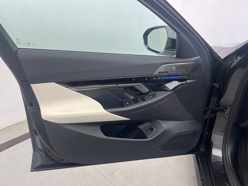 Used 2025 BMW 530i w/ Premium Package RWD image 13