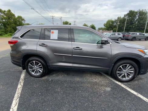 Used 2019 Toyota Highlander XLE AWD/4WD image 2