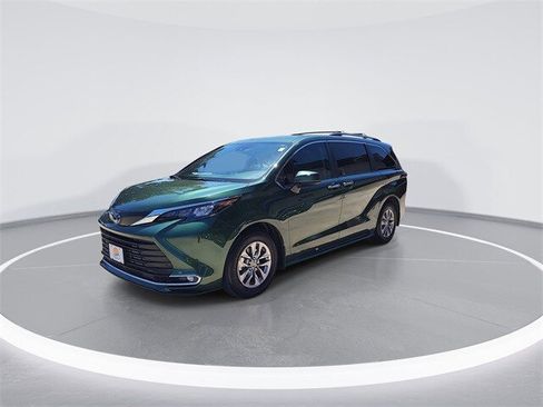 Used 2024 Toyota Sienna XLE image 4