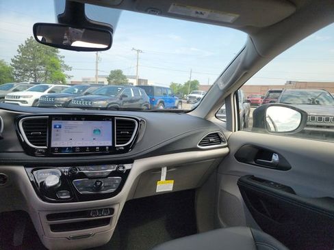 New 2023 Chrysler Pacifica Touring-L image 34