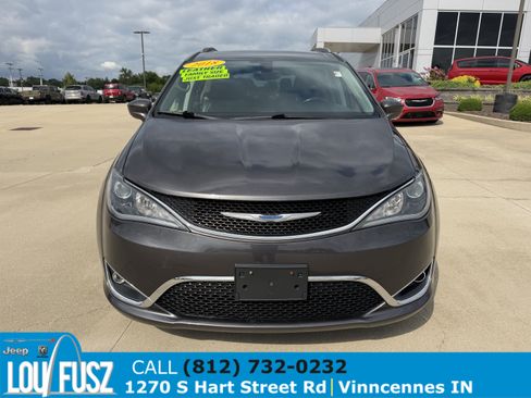 Used 2018 Chrysler Pacifica Touring-L FWD image 2