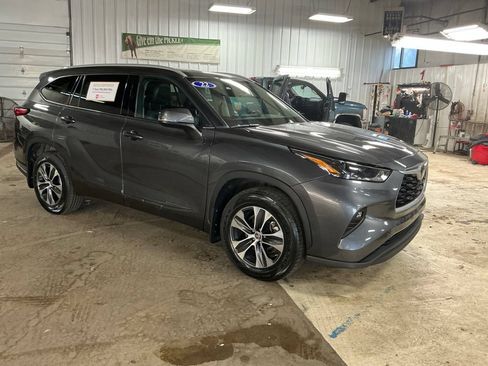 Used 2022 Toyota Highlander XLE AWD/4WD image 7