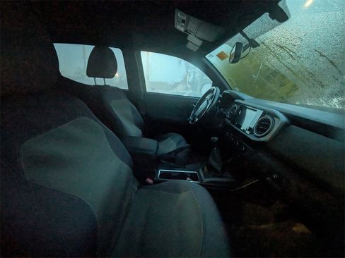 Used 2016 Toyota Tacoma TRD Sport image 10