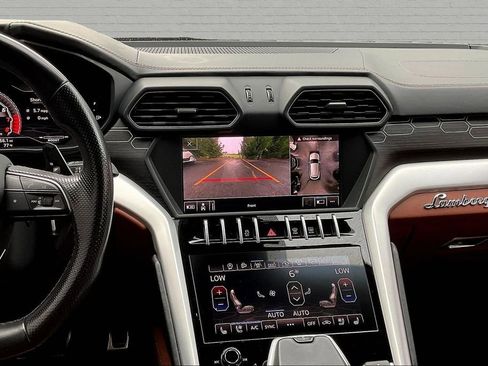 Used 2019 Lamborghini Urus AWD/4WD image 9