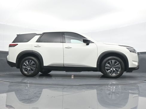 Used 2024 Nissan Pathfinder S image 22