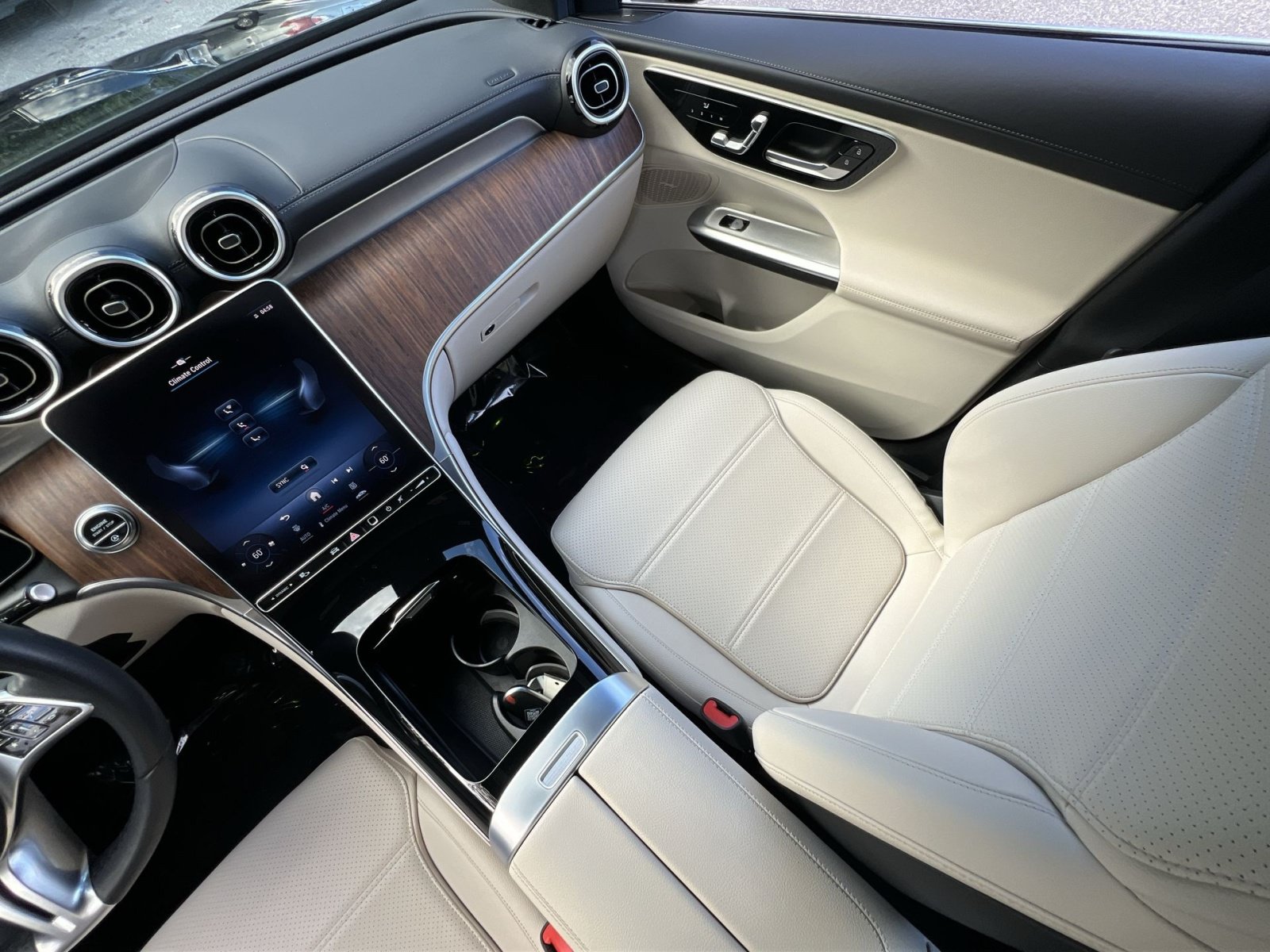 Used 2024 Mercedes-Benz GLC 300 4MATIC image 14