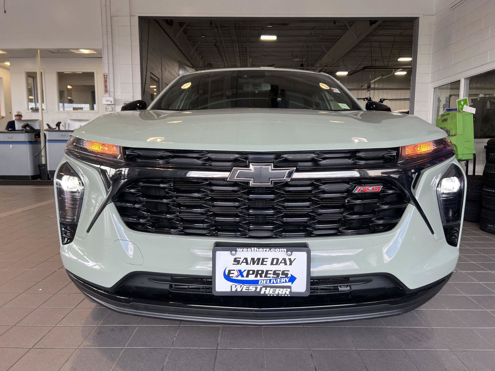 Used 2024 Chevrolet Trax RS FWD image 2