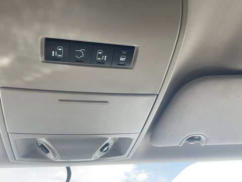Used 2016 Chrysler Town & Country Touring FWD image 24