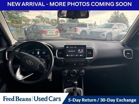 Used 2023 Hyundai Venue SEL FWD image 11
