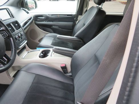 Used 2018 Dodge Grand Caravan SXT image 11