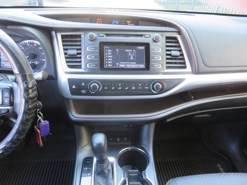 Used 2019 Toyota Highlander LE AWD/4WD image 16