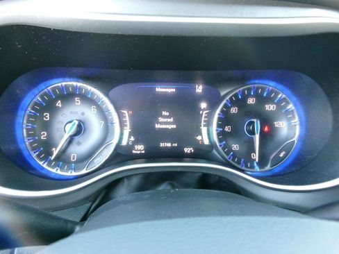Used 2025 Chrysler Pacifica Select FWD image 16
