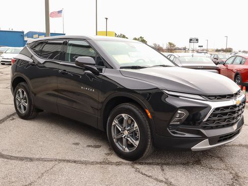 Used 2025 Chevrolet Blazer LT image 3