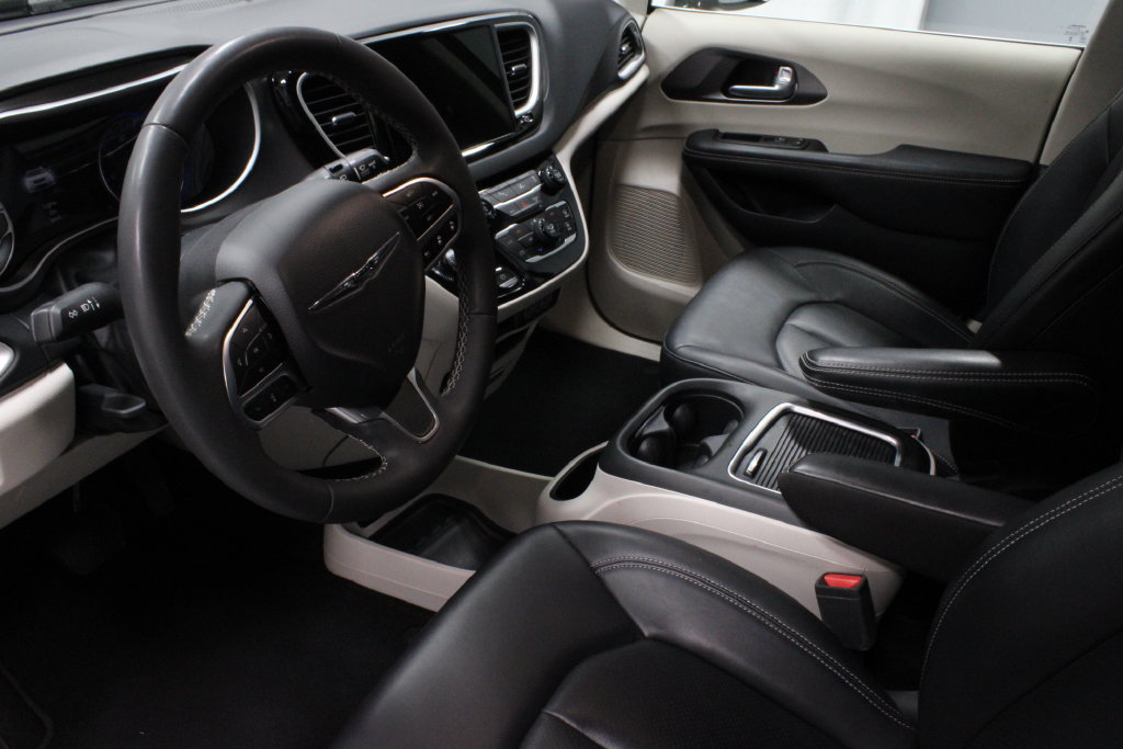 Used 2024 Chrysler Pacifica Touring-L FWD image 23