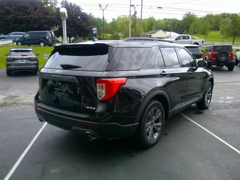 Used 2022 Ford Explorer XLT w/ Equipment Group 202A image 6