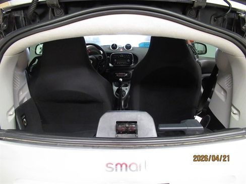 Used 2016 smart fortwo pure RWD image 11