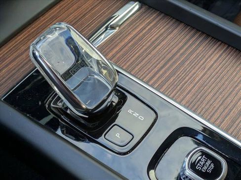 Used 2022 Volvo XC60 B5 Inscription image 12