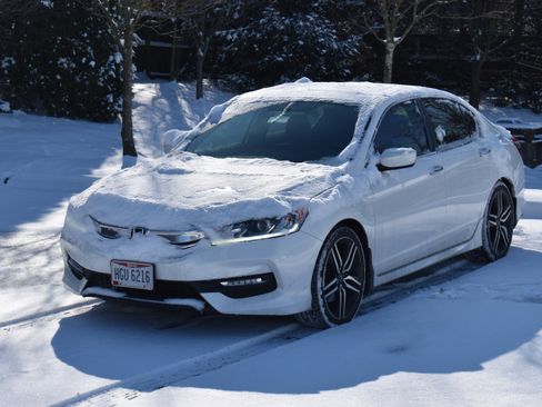 Used 2017 Honda Accord Sport image 2