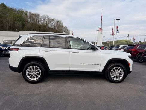 Used 2025 Jeep Grand Cherokee Laredo X w/ Luxury Tech Group I AWD/4WD image 3