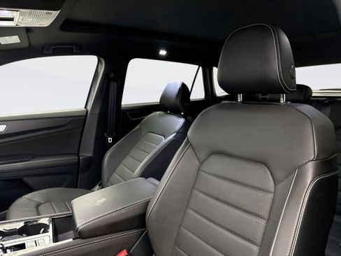 Used 2024 Volkswagen Atlas Cross Sport SEL R-Line image 9