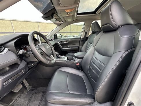 Used 2020 Toyota RAV4 XLE Premium image 27