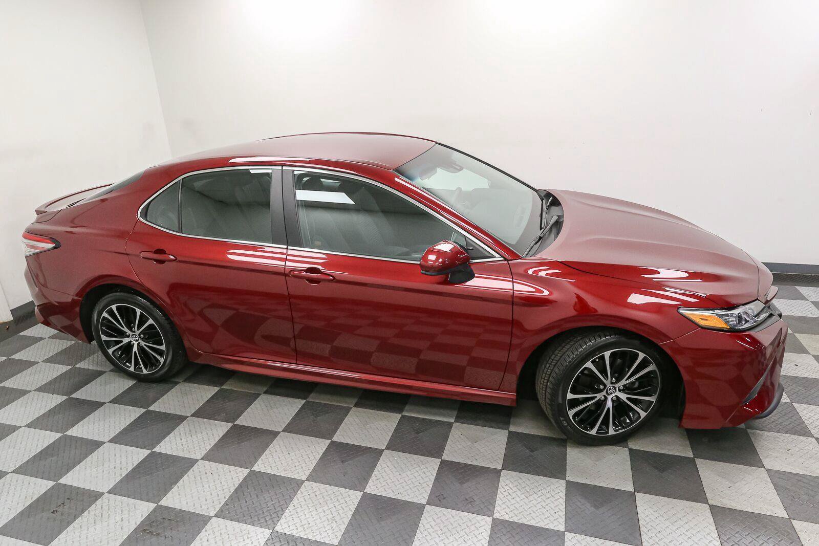 Used 2018 Toyota Camry SE FWD image 5