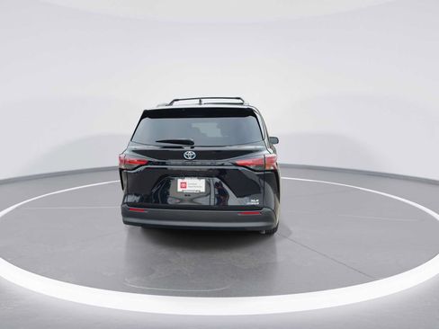 Certified 2022 Toyota Sienna XLE FWD image 7