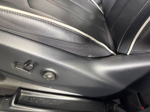 Used 2026 Chrysler Pacifica Limited FWD image 27