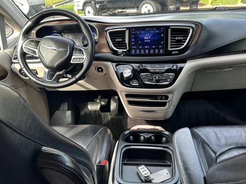 Used 2017 Chrysler Pacifica Touring-L FWD image 17