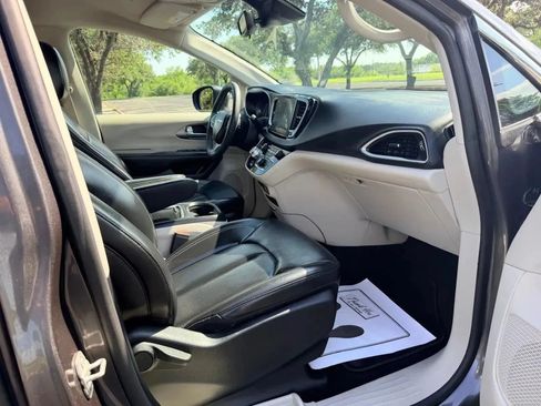 Used 2023 Chrysler Pacifica Touring-L FWD image 26