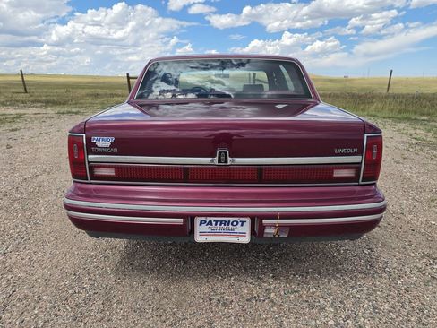 Used 1993 Lincoln Town Car Executive RWD image 4