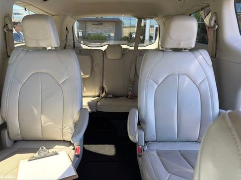 Used 2018 Chrysler Pacifica Touring-L FWD image 10