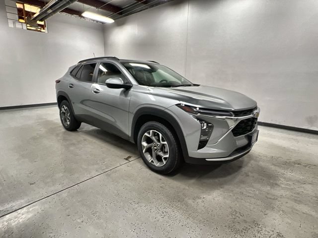 Used 2025 Chevrolet Trax LT FWD image 2