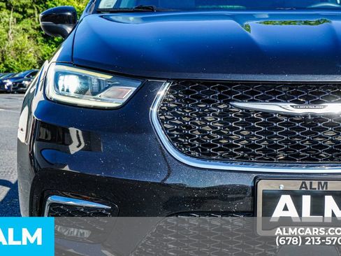 Used 2023 Chrysler Pacifica Touring-L FWD image 11