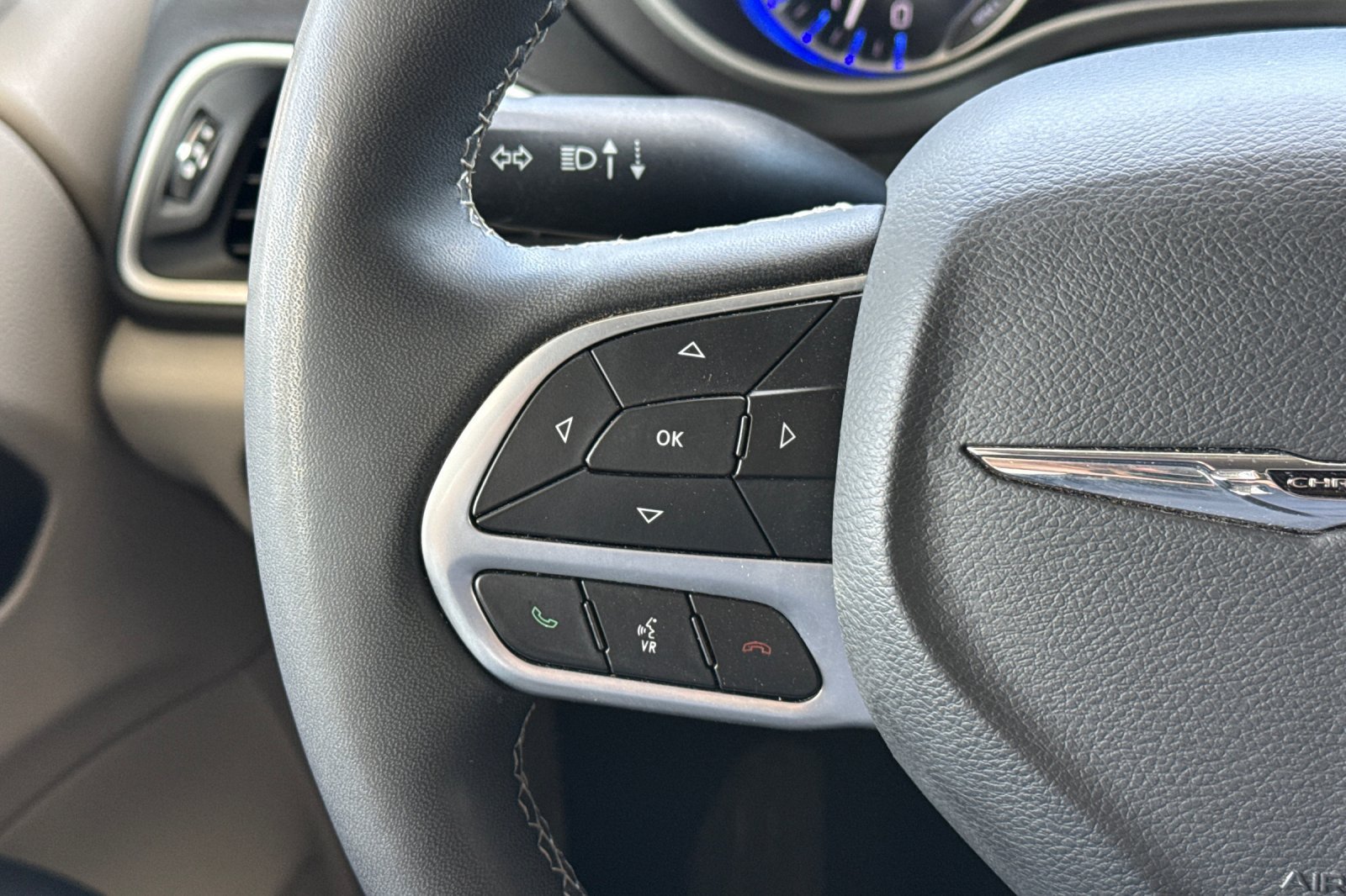 Used 2023 Chrysler Pacifica Touring-L FWD image 35