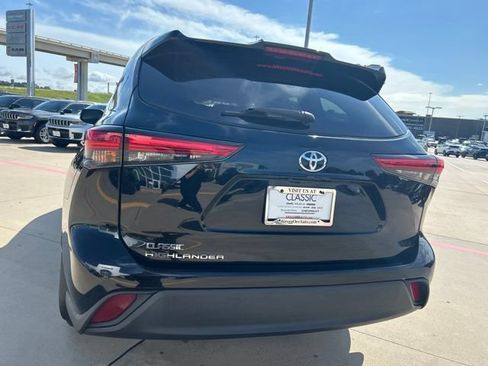 Used 2022 Toyota Highlander L FWD image 8