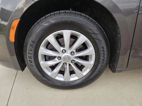 Used 2019 Chrysler Pacifica Touring-L FWD image 9
