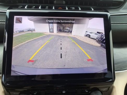 Used 2024 Jeep Grand Cherokee L Limited w/ Black Appearance Package image 9