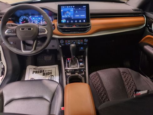 Used 2025 Jeep Compass Limited image 15