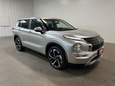 Used 2023 Mitsubishi Outlander SE AWD/4WD image 1