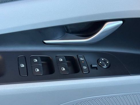 Certified 2025 Hyundai Elantra Limited FWD image 14