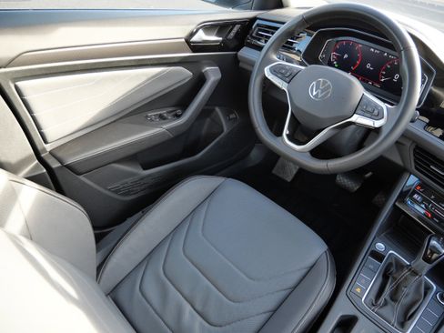 Certified 2025 Volkswagen Jetta SEL image 9