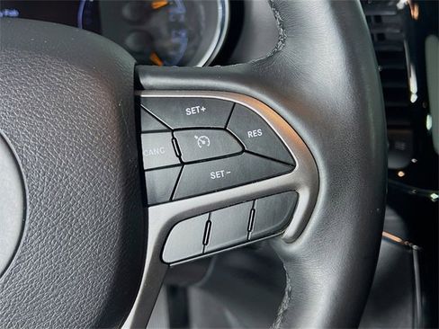 Used 2019 Jeep Grand Cherokee Limited image 17