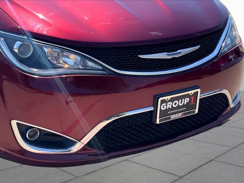 Used 2018 Chrysler Pacifica Touring Plus w/ Tire & Wheel Group FWD image 30