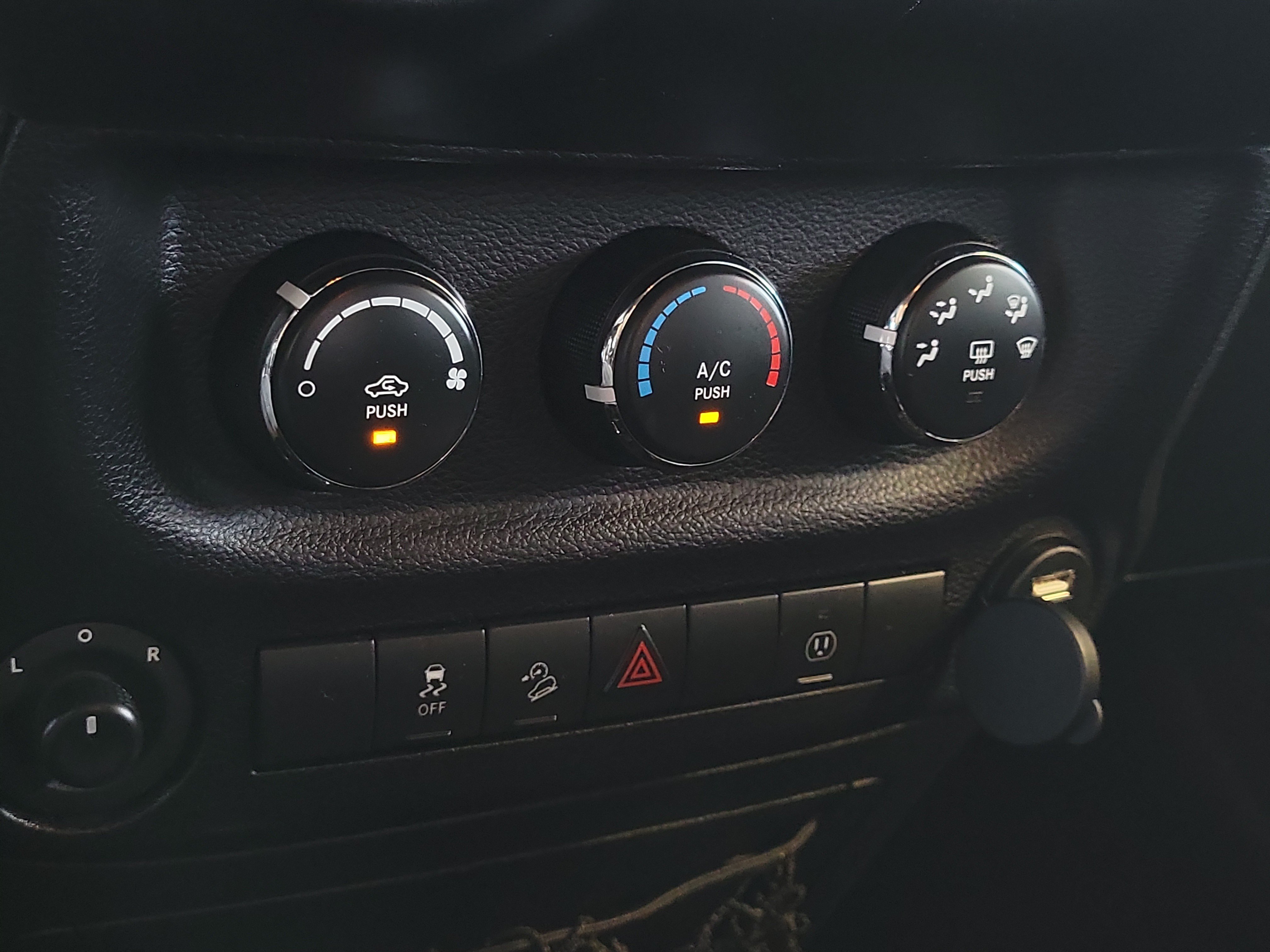 Used 2015 Jeep Wrangler Unlimited Sahara w/ Connectivity Group AWD/4WD image 27