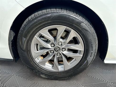 Used 2022 Toyota Sienna XLE image 35