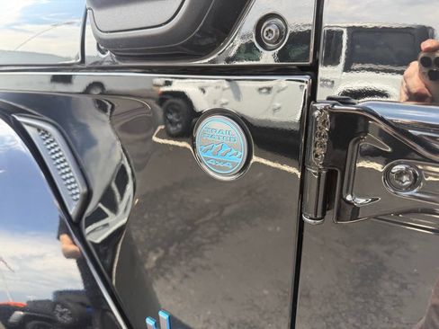 Used 2025 Jeep Wrangler Unlimited Sahara AWD/4WD image 12