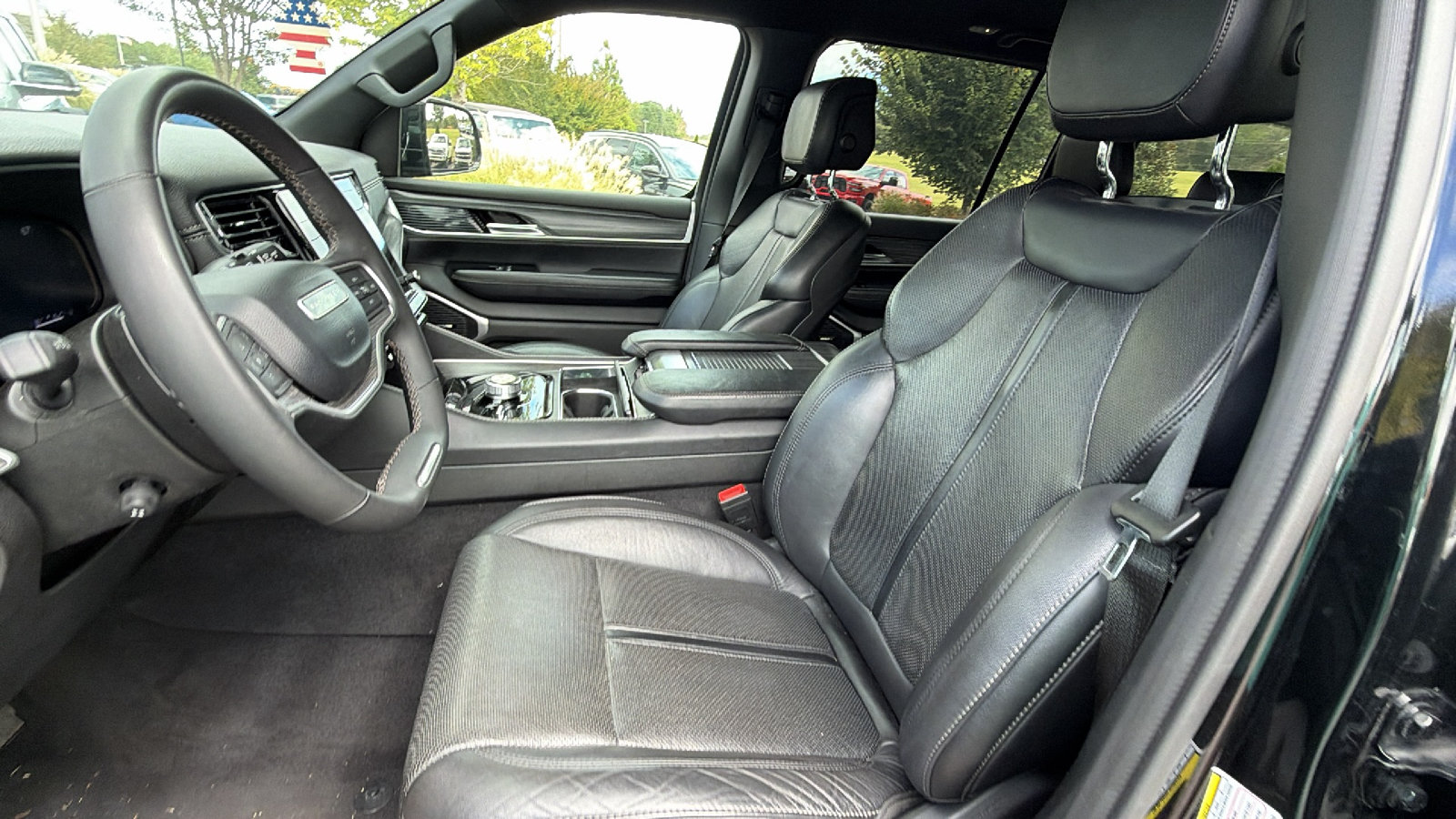 Used 2024 Jeep Wagoneer L Series II w/ Flexible Seating Group AWD/4WD image 17