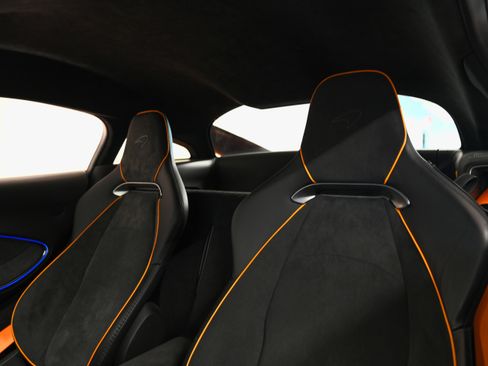 Used 2025 McLaren Artura RWD image 16